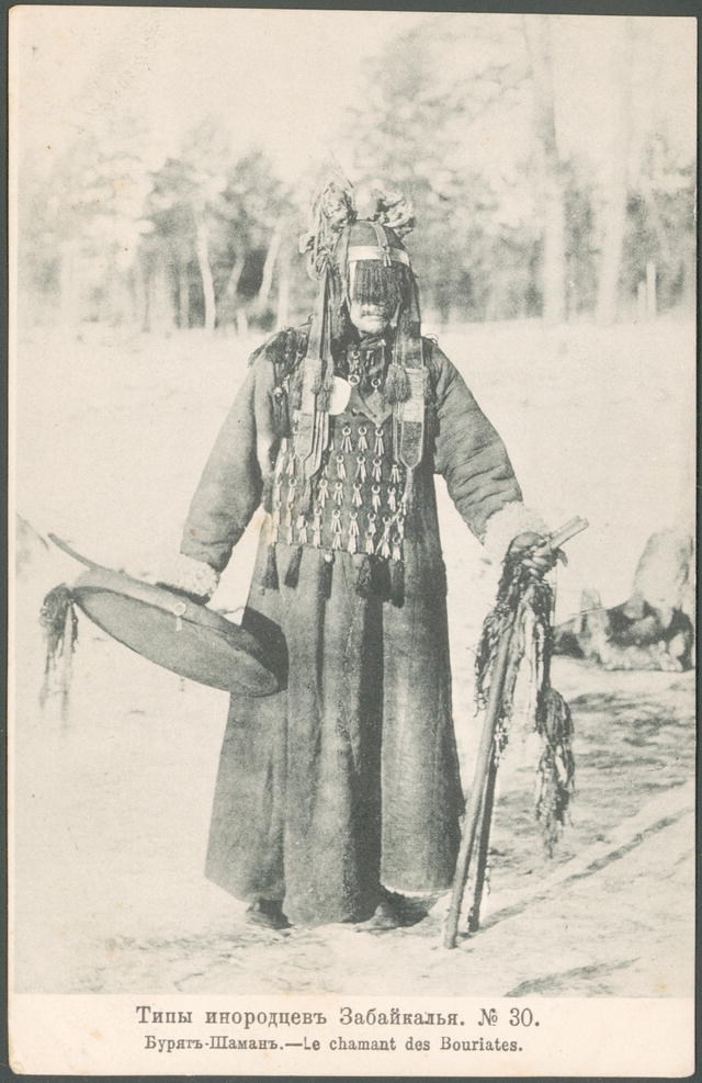 Geleneksel giysileri, metal süslemeleri ve davuluyla bir Buryat şamanı, 1904