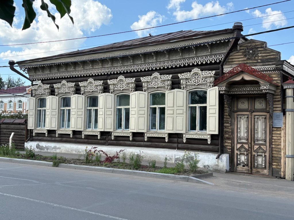 İnce oyma süslemeleri ve beyaz pencere pervazlarıyla Ulan-Ude’de geleneksel ahşap ev