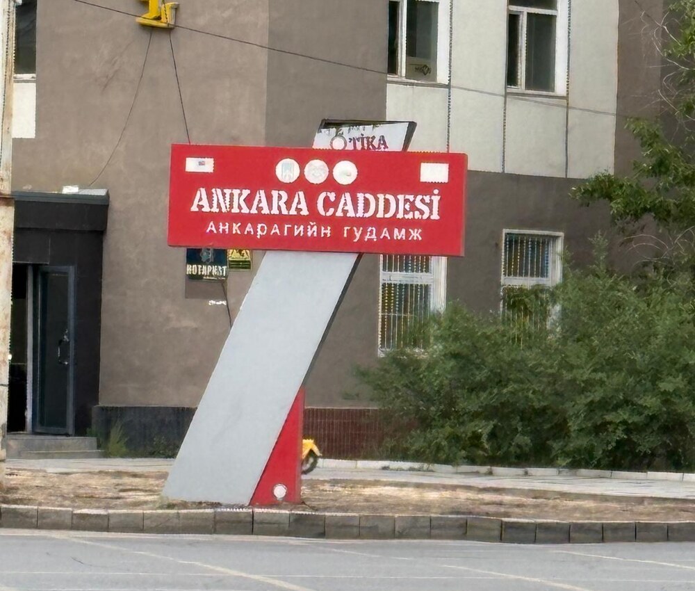 Ulan Batur’da Ankara Caddesi tabelası