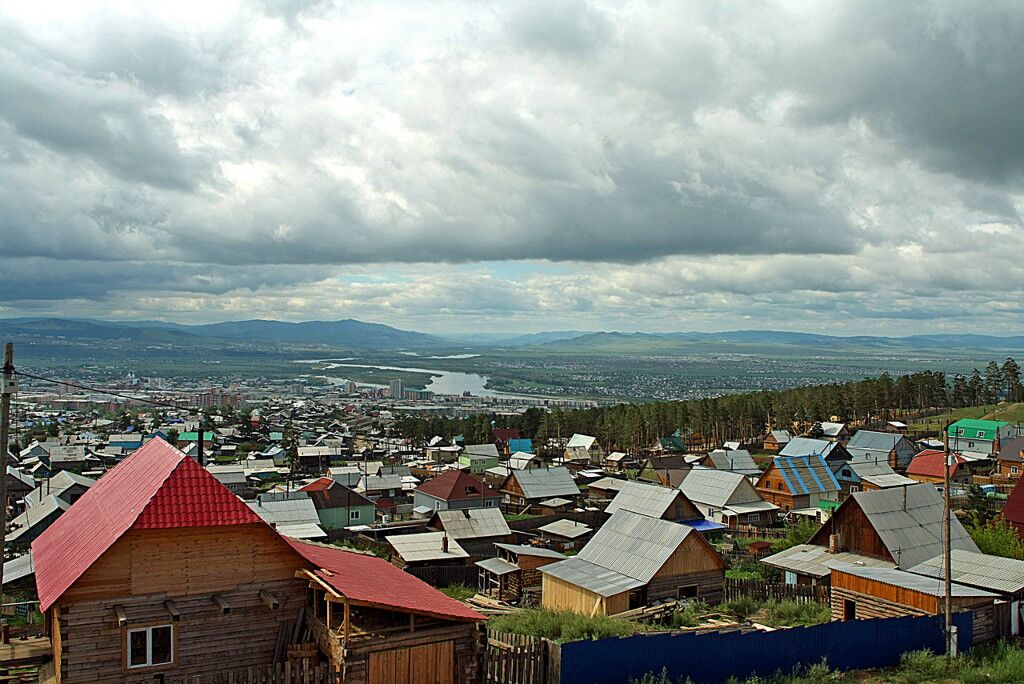 Ulan-Ude’de yamaçtaki ahşap evler, şehir ve uzakta Selenga Nehri