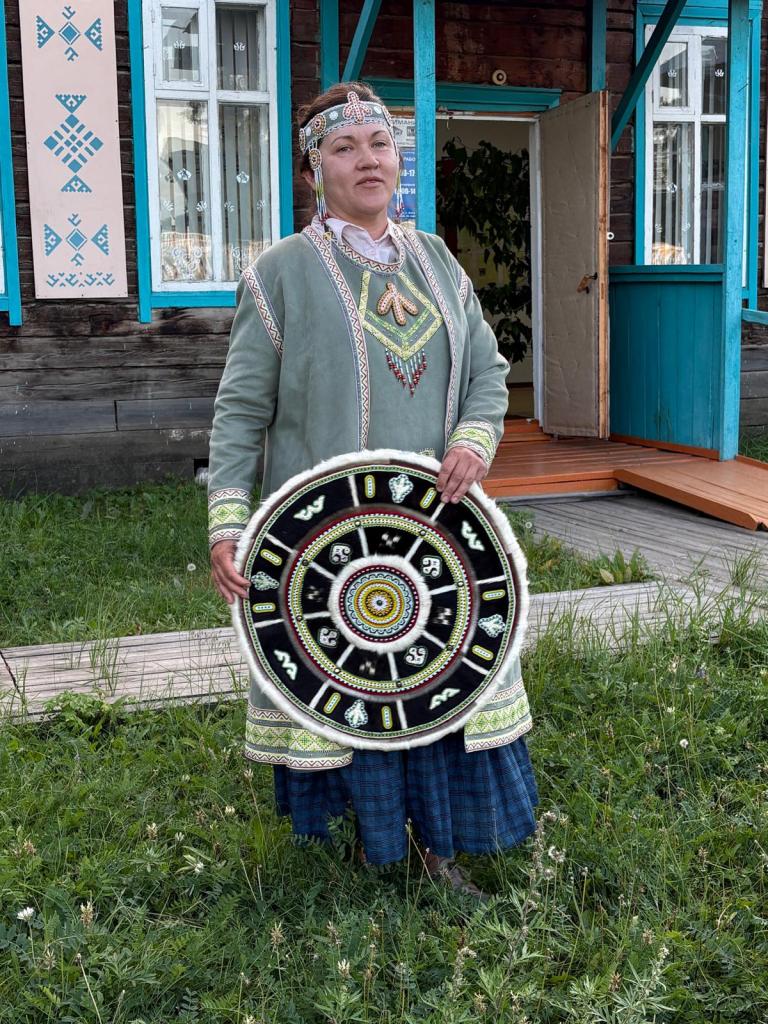 Dina geleneksel Evenki kıyafetiyle