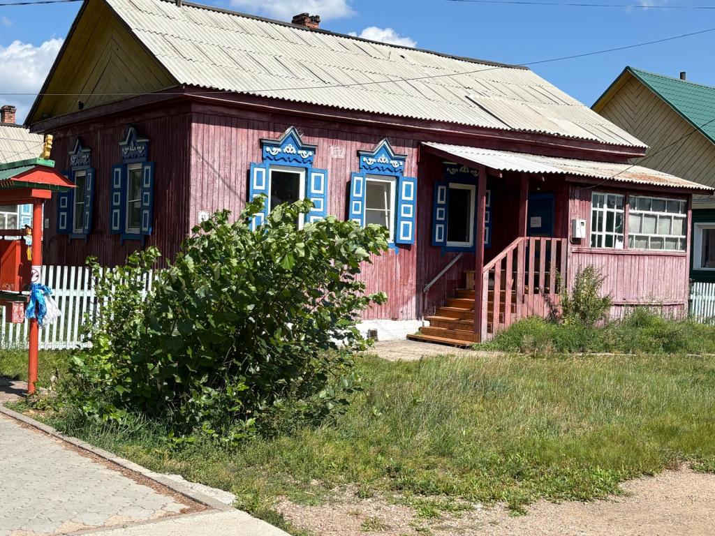 İvolginsky Datsan yerleşkesindeki mavi pencere süslemeli geleneksel ahşap ev