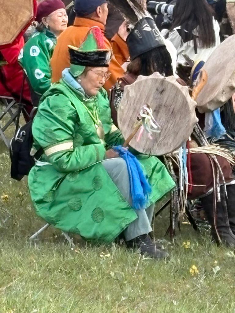 Geleneksel giysileri içinde davul çalan Larissa
