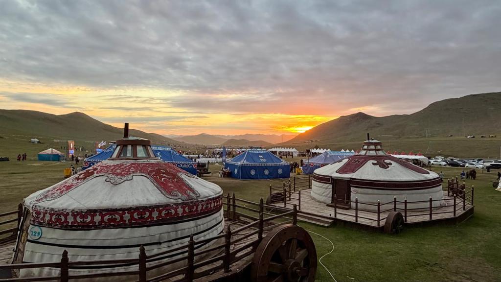 Gün batımında festival alanındaki gerler