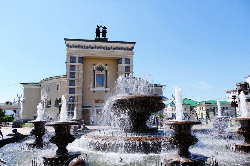 Ulan-Ude Opera Binası önündeki çeşme