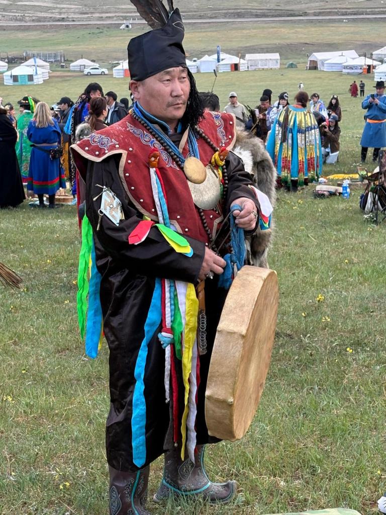 Festivalde geleneksel giysileriyle bir şaman