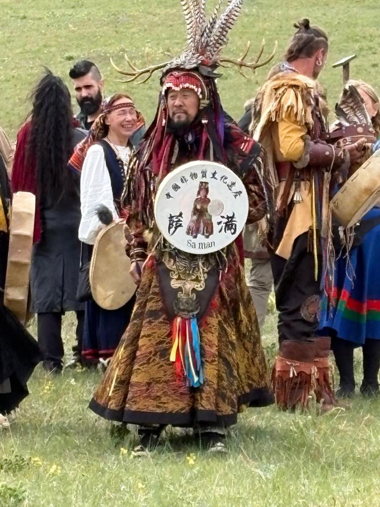 Boynuzlu başlığı ve davuluyla bir şaman