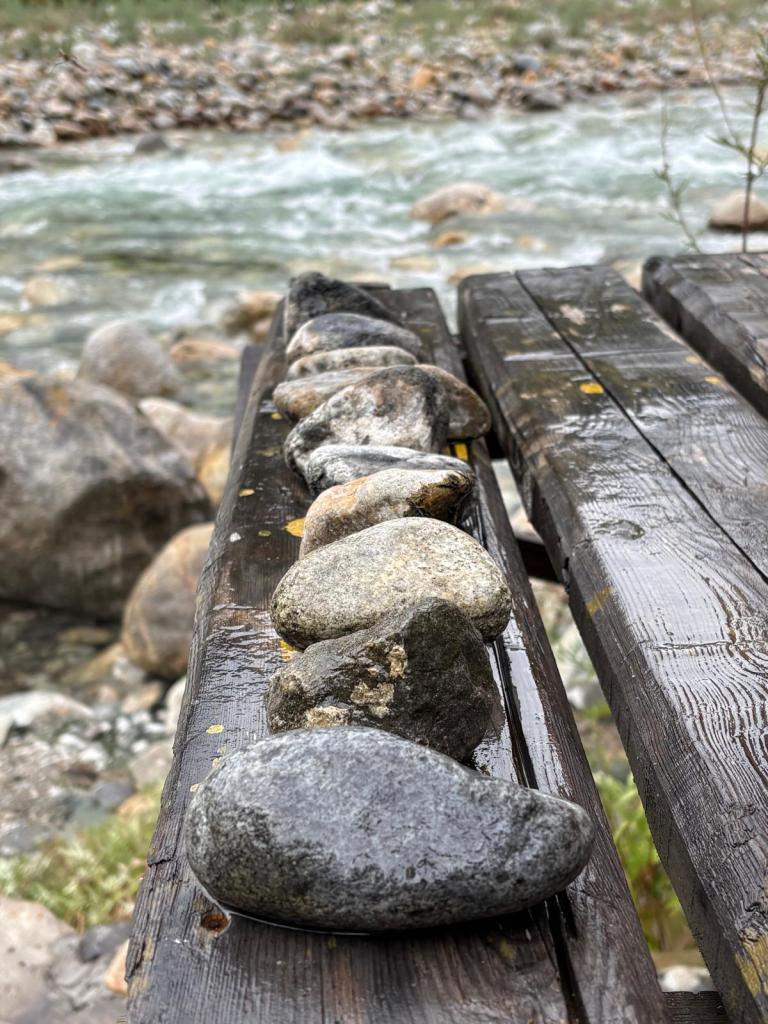 Alla Nehri kıyısında sıralanmış taşlar