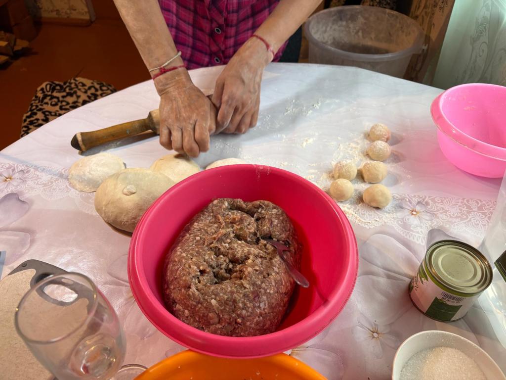 Alla köyünde buuz hazırlanırken hamur açılması ve iç harcın hazırlanması